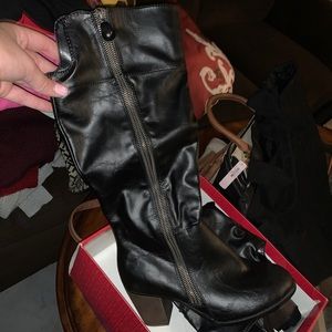 Heeled leather boot